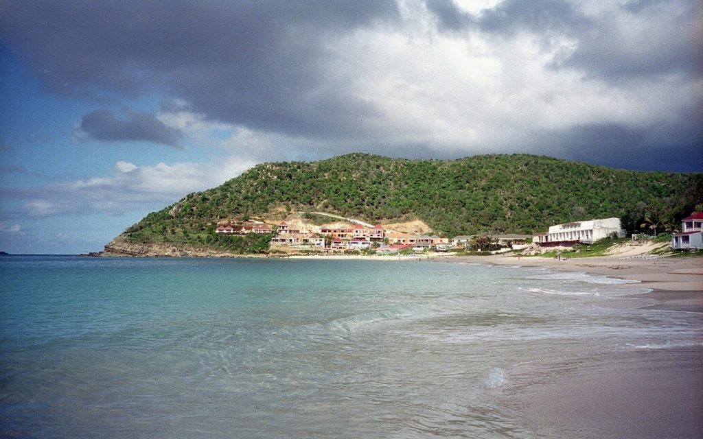 Saint-Barth, plage claire et horizon turquoise